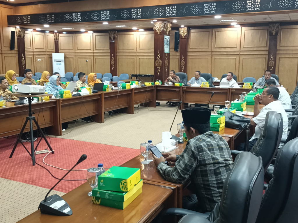 HEARING - Hearing Komisi B dan Komisi C DPRD serta Disperindag, Bagian Kerjasama, BPKAD dan Bagian Hukum terungkap proyek yang berdiri di atas lahan eks Terminal Kepuhkiriman ini mangkrak, Selasa (19/05/2026).