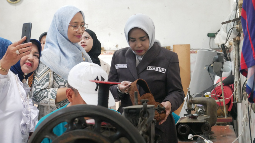 KUNJUNGI - Wakil Bupati (Wabup) Sidoarjo, Mimik Idayana mengunjungi Galeri UMKM Givari Pusat Sepatu dan Tas Kulit di JL Raya Ponokawan, Kecamatan Krian, Sidoarjo, Kamis (21/05/2026).