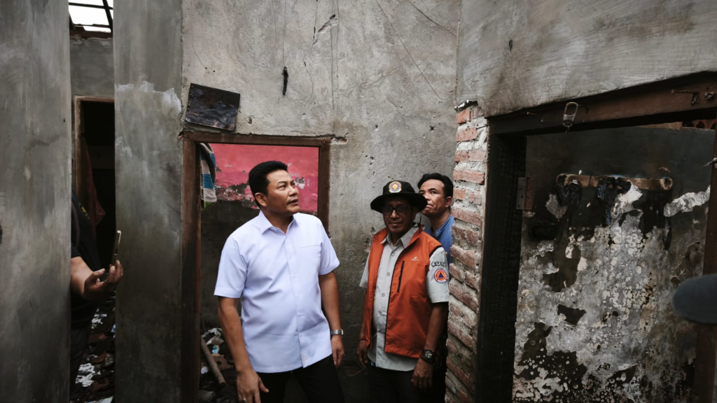 TERBAKAR - Bupati Sidoarjo Subandi mengecek rumah korban kebakaran Suliyadi warga Grinting, Kecamatan Tulangan, Sidoarjo didampingi jajaran BPBD Sidoarjo, Dinas Pendidikan Sidoarjo, Baznas Sidoarjo dan Forkopimka Tulangan, Jumat (22/05/2026).