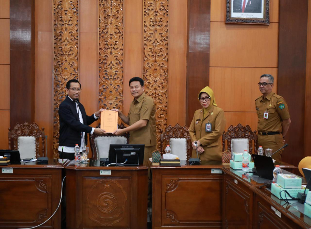 RAPAT - Bupati Sidoarjo Subandi ikut evaluasi dan pembenahan tata kelola keuangan menjadi bagian penting dalam menjaga transparansi dan akuntabilitas pengelolaan anggaran saat meeting pemeriksaan LKPD di Opsroom Setda, Senin (25/05/2026).