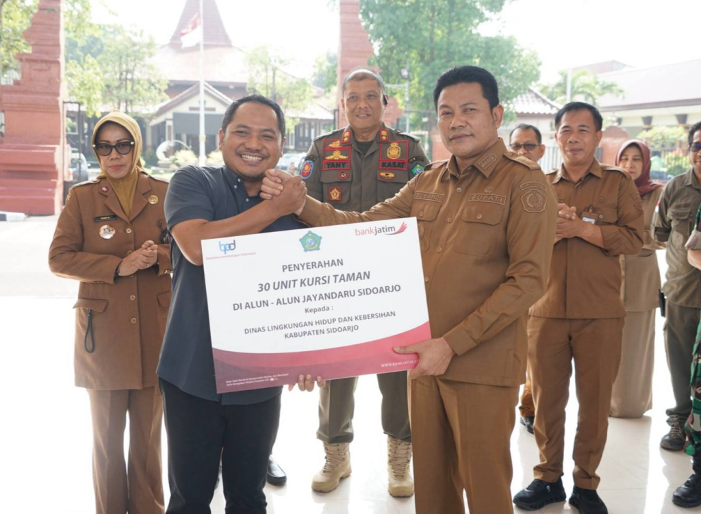 CSR - Bupati Sidoarjo Subandi mengajak masyarakat menjaga dan mematuhi seluruh rambu serta peraturan yang ada demi menjaga ketertiban dan kenyamanan saat menerima bantuan Corporate Social Responsibility (CSR) Bank Jatim, Selasa (26/05/2026).