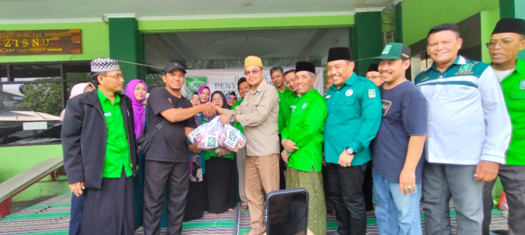 KURBAN - Ketua DPC PKB Sidoarjo H Abdillah Nasih didampingi pengurus lainnya menyembelih dan membagikan 3 ekor sapi dan 20 ekor kambing kurban yang dilaksanakan di halaman kantor DPC PKB Sidoarjo, Kamis (28/05/2026).