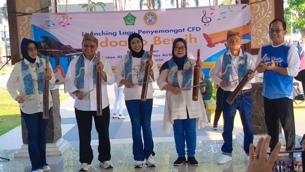 LAUNCHING - Wabup Sidoarjo Mimik Idayana mengapresiasi peluncuran (launching) lagu baru berjudul "Sidoarjo Bersih" yang langsung membakar semangat CFD di Paseban Alun-Alun Sidoarjo, Minggu (31/05/2026) pagi.