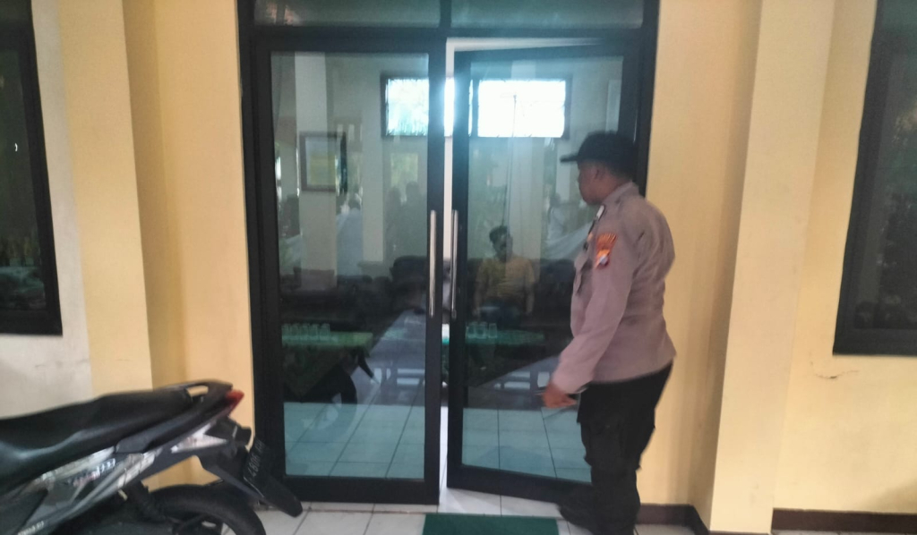 TEWAS - Kepala Desa (Kades) Buncitan, Kecamatan Sedati, Kabupaten Sidoarjo, Mujiono (56) ditemukan dalam kondisi tidak bernyawa dengan berbagai kejanggalan di balai desa setempat, Minggu (03/05/2026) sore.