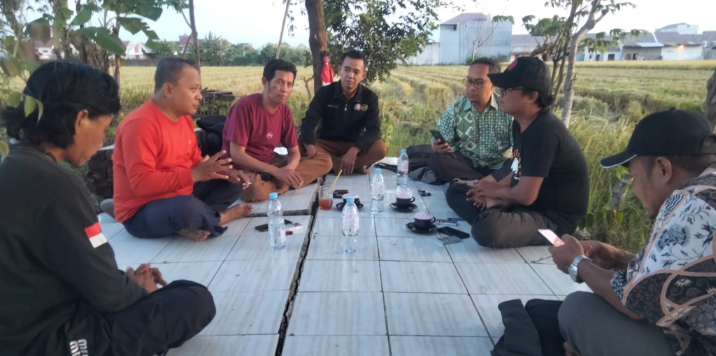 REMBUKAN - Sejumlah penggiat budaya dan aktivis kebudayaan Sidoarjo menggelar rembukan (rapat) proses ekskavasi Situs Sendang Agung di Kelurahan Urangagung, Kecamatan/Kabupaten Sidoarjo, Selasa (06/05/2026) petang.