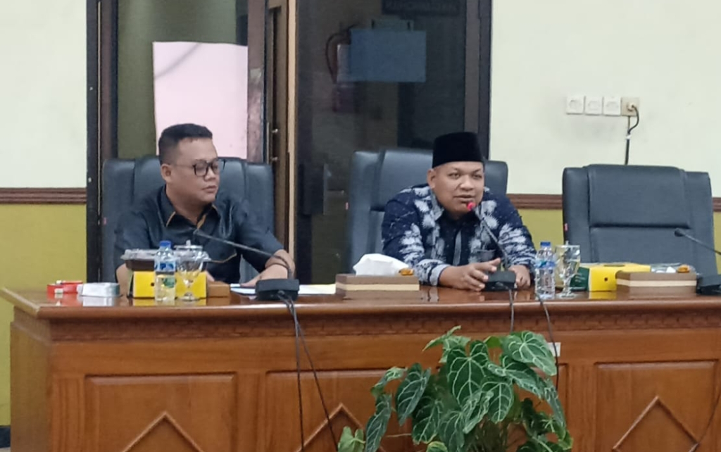 HEARING - Menjelang pelaksanaan Pilkades serentak di 80 desa pada 24 Mei 2026 mendatang, Komisi A DPRD Kabupaten Sidoarjo mengambil langkah tegas untuk mengantisipasi kegaduhan regulasi dengan hearing yang digelar di gedung dewan, Rabu (06/05/2026).