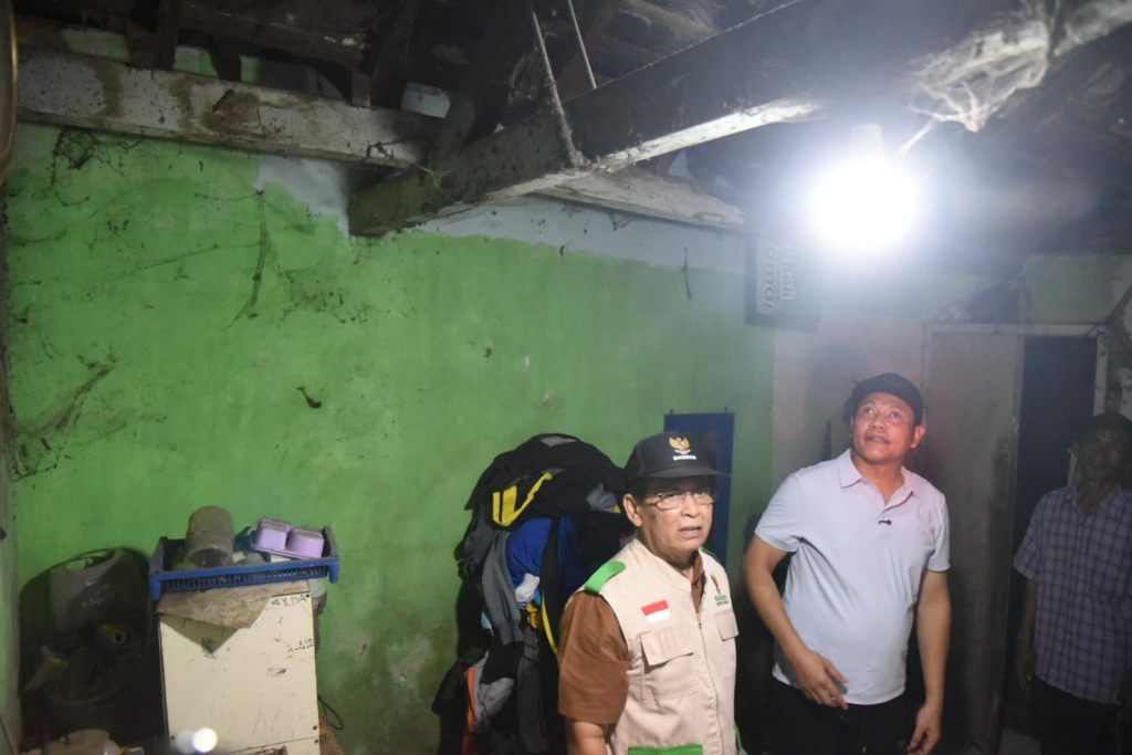 SIDAK - Bupati Sidoarjo Subandi sidak empat rumah tidak layak huni warga Desa Pabean, Kecamatan Sedati, Sidoarjo yang masih satu kampung dengan dirinya, Minggu (31/05/2026).