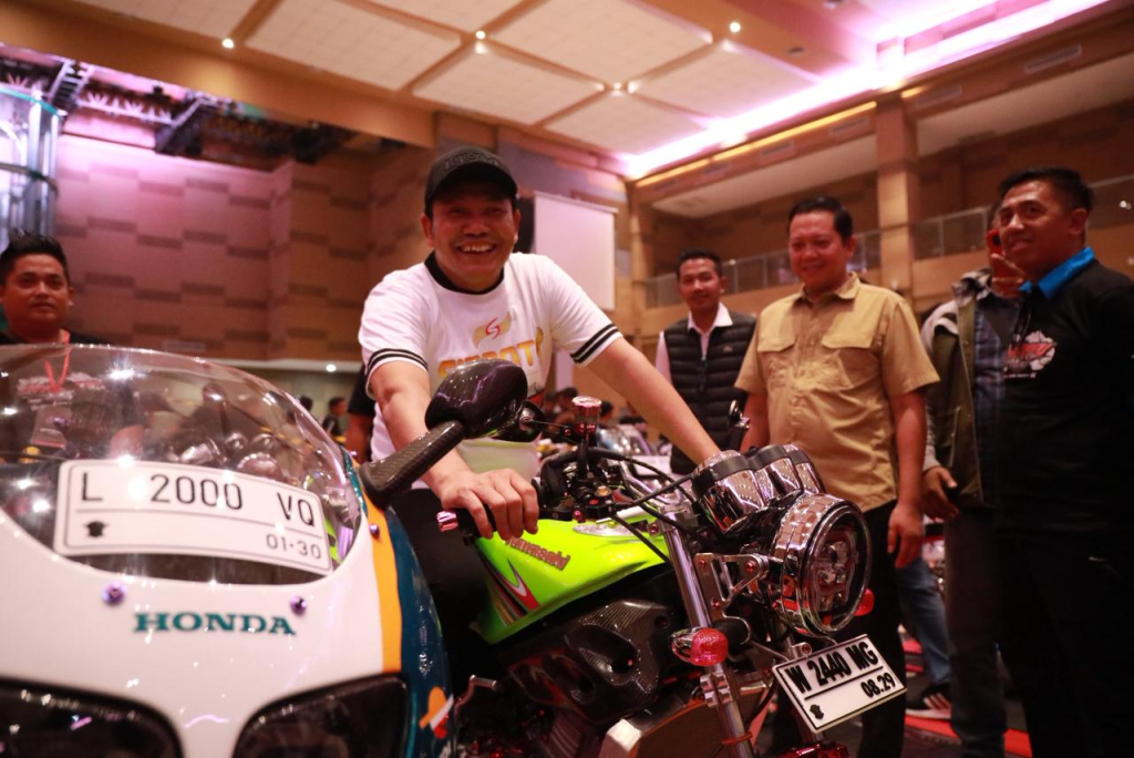 MOTOR - Bupati Sidoarjo Subandi membuka kegiatan penyelenggaraan Jayandaru All 2 Stroke Sidoarjo Vol I yang digelar di Mal Pelayanan Publik (MPP) Sidoarjo, Minggu (31/05/2026).