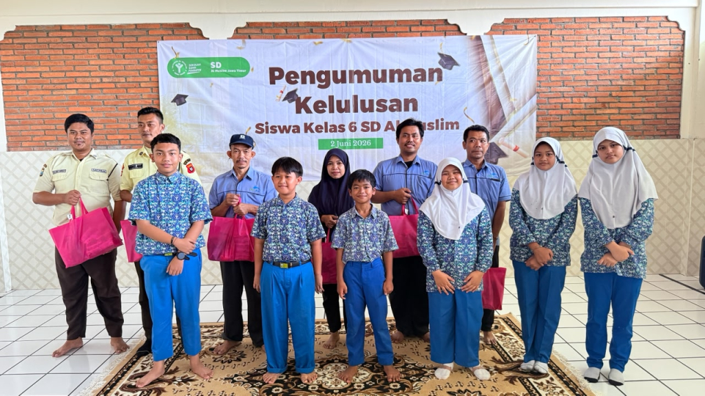 BERBAGI - Seluruh siswa kelas VI SD Al Muslim dinyatakan lulus pada pengumuman kelulusan dengan membagikan sembako kepada satpam, cleaning service dan pemilik kantin di Al Muslim, Selasa (02/06/2026).