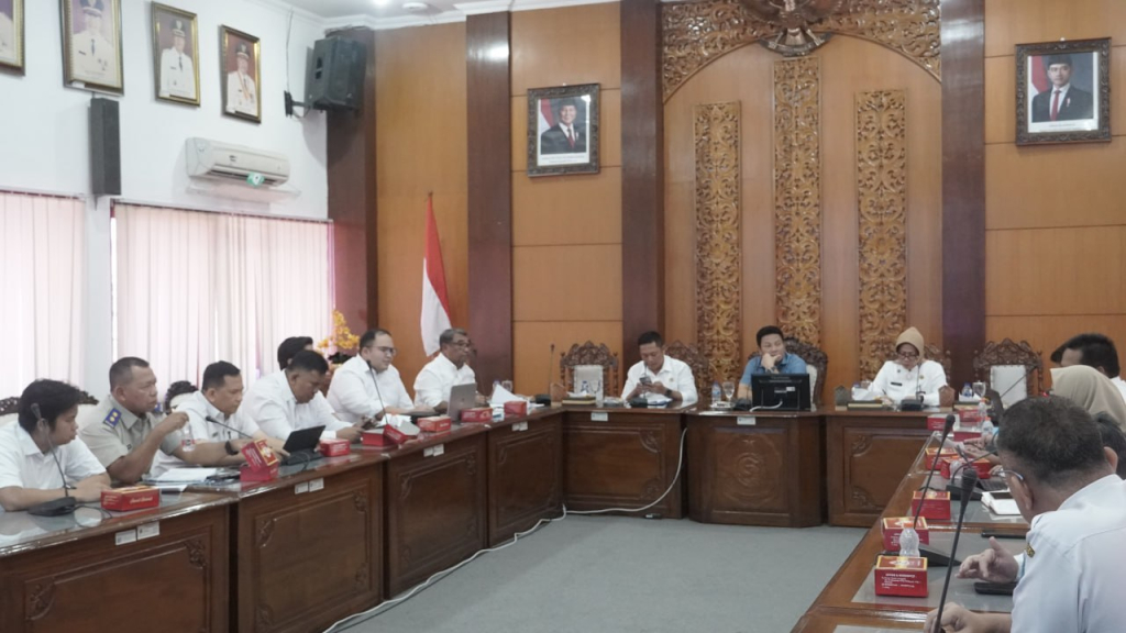 AUDIENSI - Bupati Sidoarjo Subandi memimpin audiensi saat korban lumpur bertemu perwakilan PT Minarak Lapindo Jaya di ruang Delta Wicaksana, Kantor Sekretariat Daerah Sidoarjo, Selasa (02/06/2026).