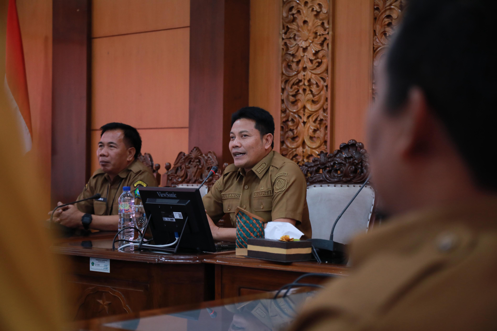 RAKOR - Bupati Sidoarjo Subandi memimpin rapat koordinasi (Rakor) dan audiensi dengan tim Dinas Lingkungan Hidup dan Kebersihan (DLHK) Pemkab Sidoarjo terkait TPS3R di ruang Opsroom, Senin (08/05/2026).
