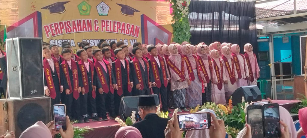 LEPAS - Suasana khidmat bercampur haru menyelimuti acara Perpisahan dan Pelepasan Siswa dan Siswi Kelas VI MI Al Huda Lebo, Kecamatan Sidoarjo di Aula BUMDes Lebo, Kecamatan Sidoarjo, Rabu (10/06/2026).
