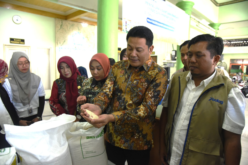 DISTRIBUSI BANTUAN - Bupati Sidoarjo Subandi bersama Bulog Surabaya memantau distribusi bantuan sembako dari pemerintah pusat di Balai Desa Pabean, Kecamatan Sedati, Sidoarjo agar tepat sasaran, Kamis (11/06/2026).