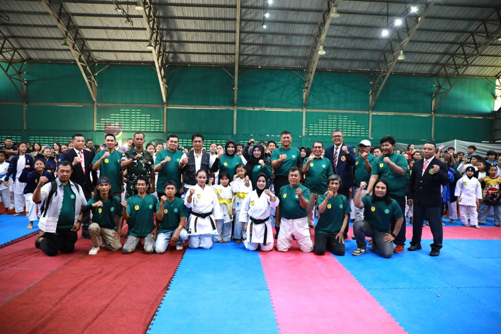 BUKA - Wabup Sidoarjo Mimik Idayana membuka PORKAB Cabor Karate yang diikuti 450 atlet karate muda berusia 6 hingga 23 tahun di Lapangan Tennis Indoor GOR Delta Sidoarjo, Sabtu (13/06/2026).