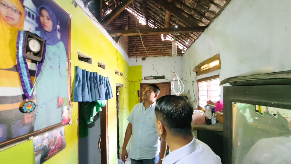 RTLH - Bupati Sidoarjo Subandi melakukan inspeksi mendadak (sidak) ke sejumlah Rumah Tidak Layak Huni (RTLH) di wilayah Desa Wangkal dan Keret, Kecamatan Krembung untuk memastikan perbaikannya, Sabtu (13/06/2026).