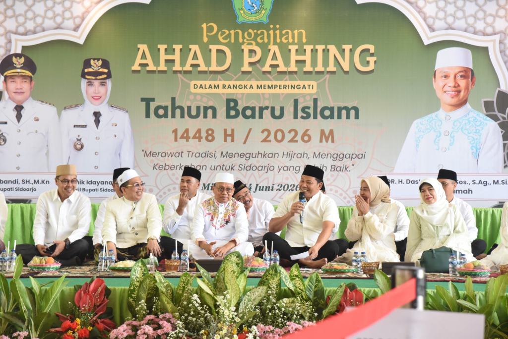 PENGAJIAN - Suasana Pendopo Delta Wibawa Sidoarjo mendadak riuh dan khidmat dipadati seribu jamaah yang didominasi Fatayat dan Muslimat NU saat Pengajian Ahad Pahing sekaligus memperingati Tahun Baru Islam 1448 Hijriah, Minggu (15/06/2026).