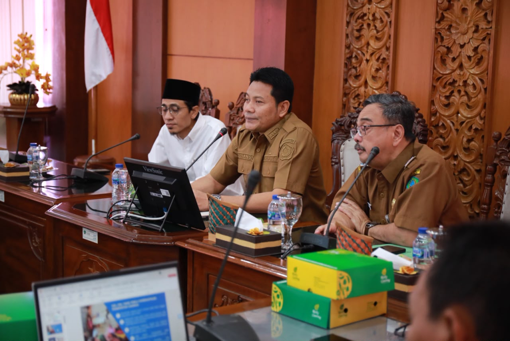 RAKOR - Bupati Sidoarjo Subandi memimpin Rakor bersama Baznas, Dinsos serta Dinas Perkim CKTR Pemkab Sidoarjo soal penyatuan data RTLH di Ruang Delta Wicaksana (Opsroom) Setda Sidoarjo, Senin (15/06/2026).