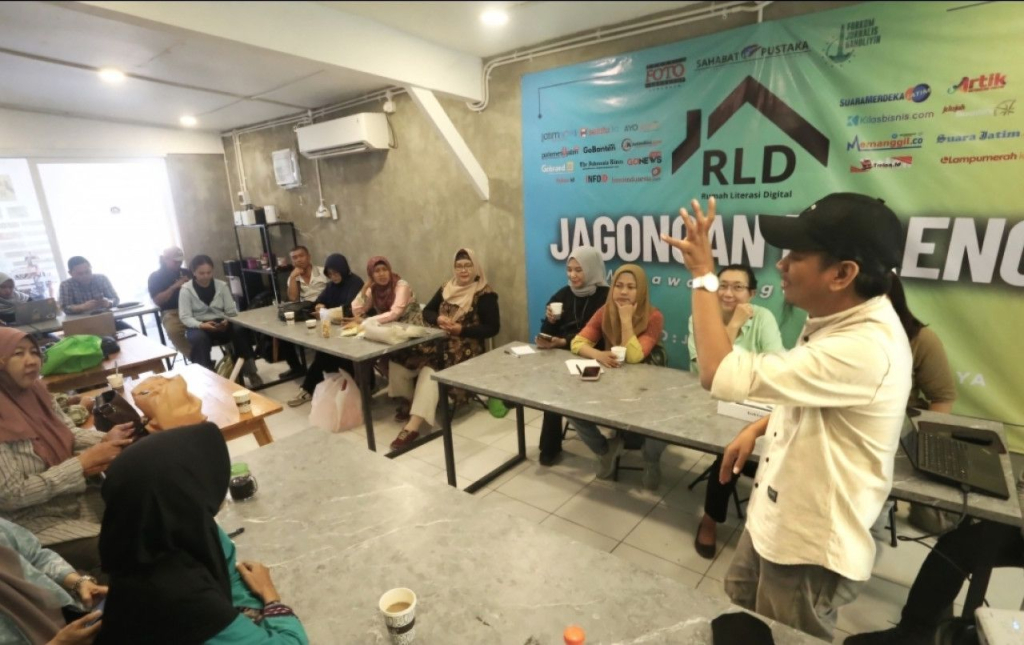 SIKAPI - Fenomena penghapusan berita lewat jalur belakang disorot Rumah Literasi Digital (RLD) Surabaya karena praktik lancung ini menghindari meja redaksi media untuk menghapus berita-berita tertentu, Senin (15/06/2026).