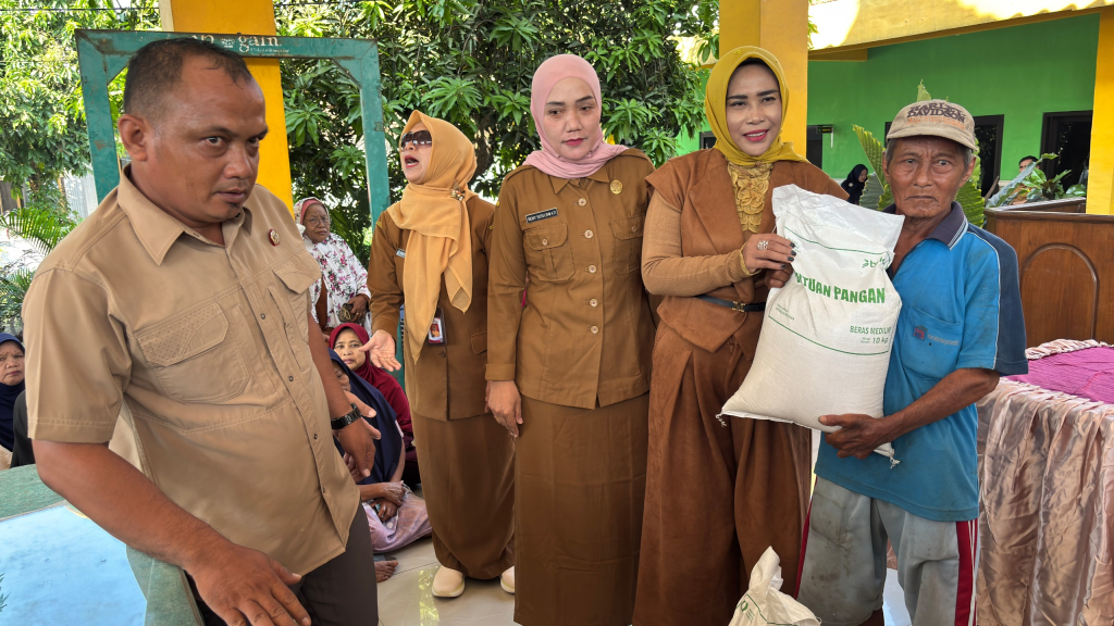 BANTUAN - Wabup) Sidoarjo Mimik Idayana mengawasi penyaluran bantuan pangan di tiga desa yang ada di Kecamatan Wonoayu didampingi para Kepala OPD terkait dan perangkat desa setempat, Senin (15/06/2026).