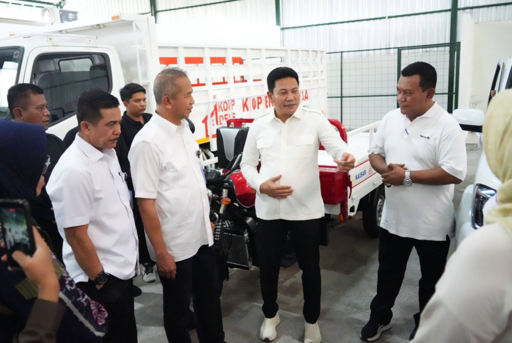 SERUKAN - Bupati Sidoarjo Subandi menyerukan agar seluruh Aparatur Sipil Negara (ASN), perangkat desa, Badan Permusyawaratan Desa (BPD) hingga ketua RT dan RW di wilayah Sidoarjo resmi menjadi anggota Koperasi Desa/Kelurahan Merah Putih (KDKMP), Selasa (1