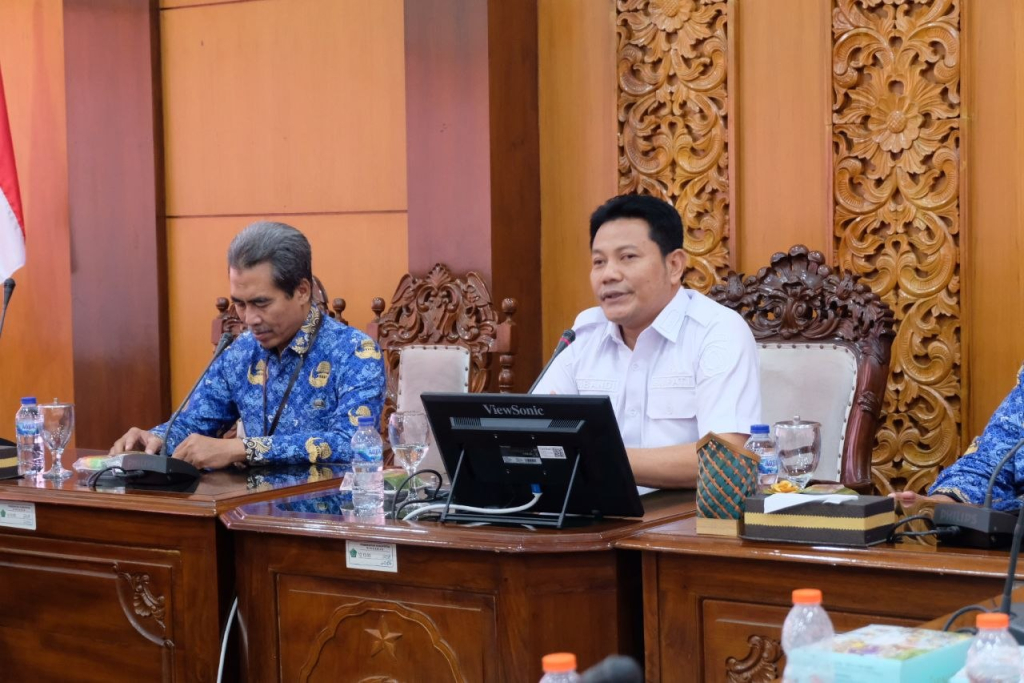 RAKOR - Bupati Sidoarjo Subandi mengumpulkan seluruh gerbong pemerintahan desa mulai Paguyuban Kepala Desa/Kelurahan hingga Badan Permusyawaratan Desa (BPD) se Sidoarjo dukung program KDMP di Ruang Delta Wicaksana, Rabu (17/06/2026).
