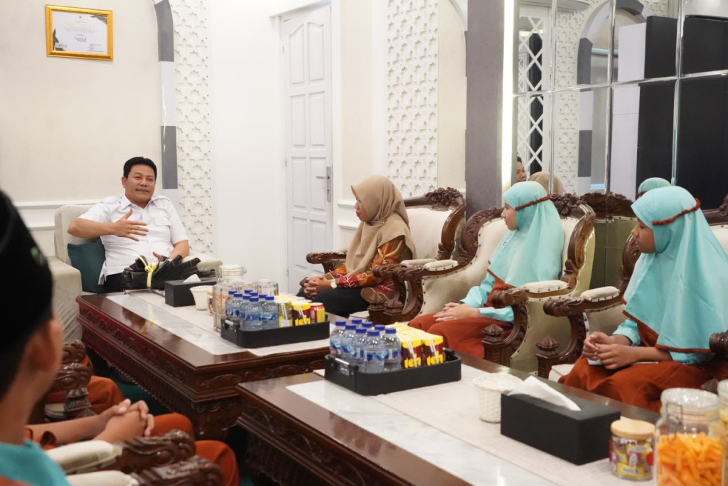 DIALOG - Sebanyak tujuh anak alumni MI NU KH Mukmin Sidoarjo yang membawa energi dan gagasan segar untuk masa depan daerah Sidoarjo berdialog langsung dengan Bupati Subandi di ruang kerjanya, Rabu (17/06/2026).