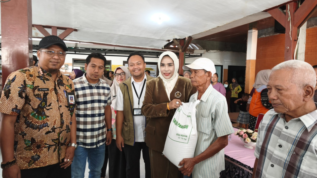 BANTUAN - Wabup Sidoarjo Mimik Idayana dan Ketua TP PKK Sidoarjo Sriatun turun langsung ke lapangan untuk menyalurkan bantuan pangan kepada 2.052 Keluarga Penerima Manfaat (KPM) yang tersebar di Tanggulangin dan Prambon, Kamis (18/06/2026). ​
