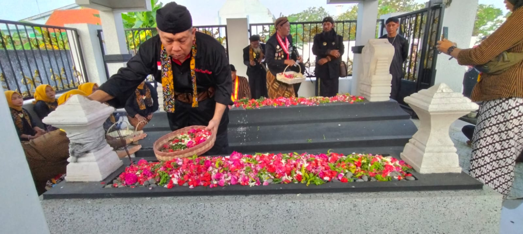 NYEKAR - Ketua Pemangku Adat Sidokare Guntur Santoso dan Wakil Ketua DPRD Sidoarjo Warih Andono sebagai fasilitator memimpin nyekar dan doa bersama para budayawan di Makam Bupati Sidoarjo pertama, Raden Tjokro Negoro, Jumat (19/06/2026) sore.