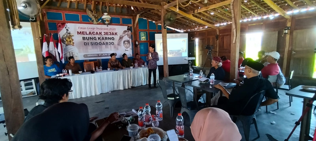 FGD - DPC PDI Perjuangan Kabupaten Sidoarjo menggelar Focus Group Discussion (FGD) bertajuk "Melacak Jejak Bung Karno di Sidoarjo" di Kafe Limasan, Desa Sidodadi, Kecamatan Candi, Sidoarjo, Minggu (21/06/2026).
