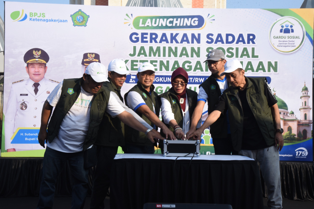 LUNCURKAN - Sekda Sidoarjo Fenny Apridawati membuka peluncuran Gerakan Sadar Jaminan Sosial Ketenagakerjaan di Lingkungan RT/RW dan Rumah Ibadah (GARDU Sosial) di Monumen Jayandaru Alun-Alun Sidoarjo, Minggu (21/06/2026).
