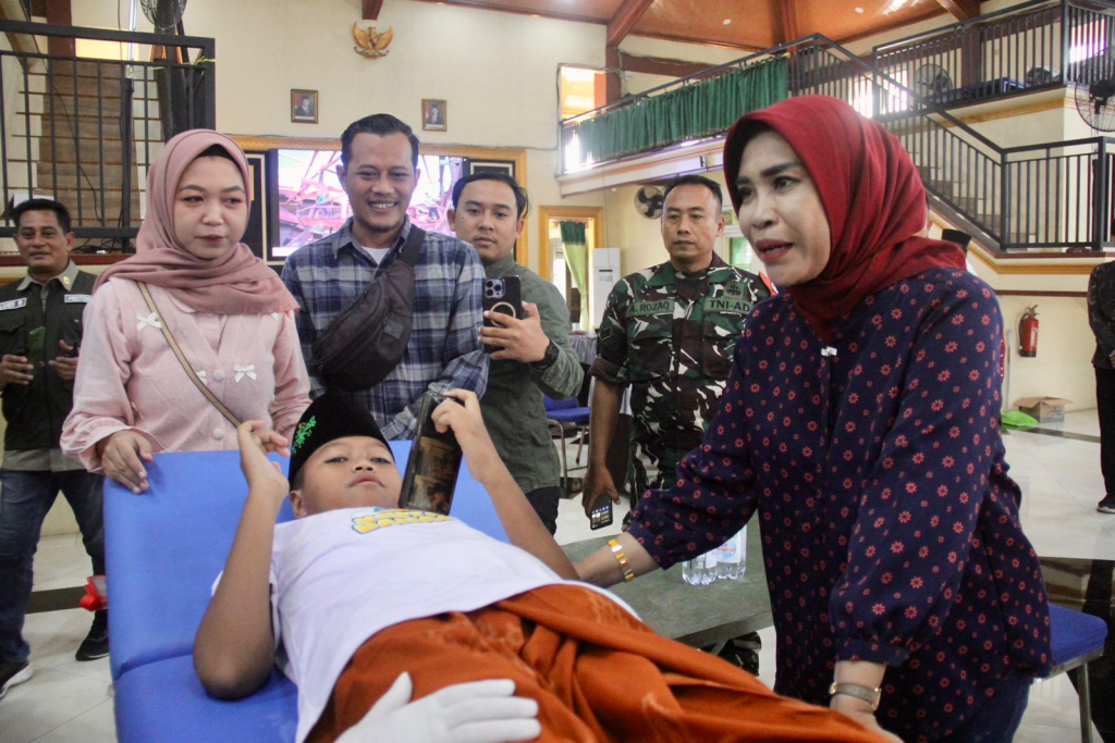 KHITAN MASSAL - Wabup Sidoarjo Mimik Idayana mengapresiasi gelaran khitan massal di Desa Sedenganmijen, Kecamatan Krian, Sidoarjo yang melibatkan semua elemen masyarakat, Minggu (21/06/2026).