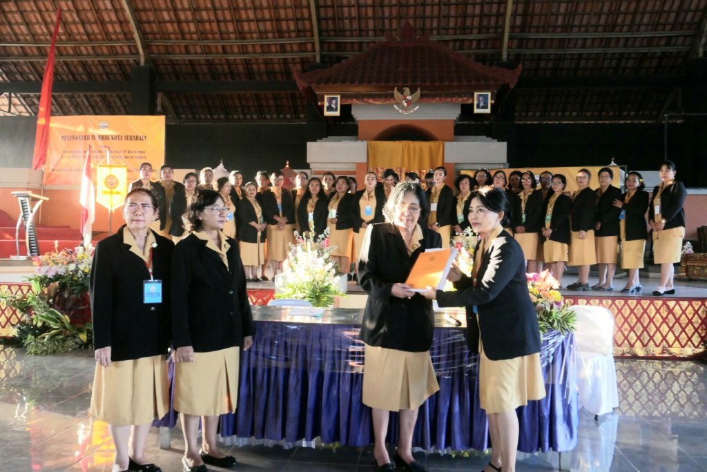 BARU - Wanita Hindu Dharma Indonesia (WHDI) Kota Surabaya resmi memiliki nakhoda baru periode 2026 - 2031 melalui Muskot IV yang digelar di Pura Segara Kenjeran Surabaya Ni Wayan Eni Setiawaty memimpin organisasi sosial keagamaan ini, Minggu (21/06/2026)
