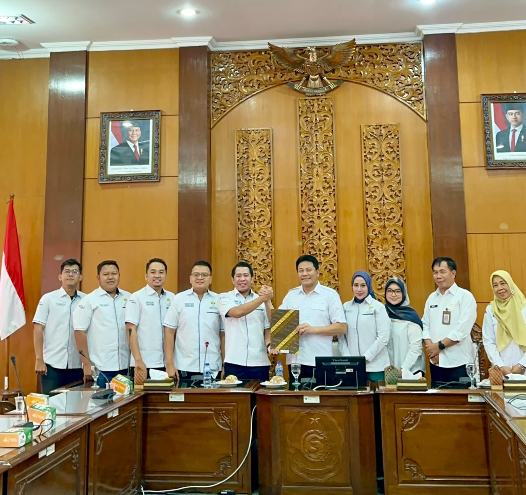 ROADMAP - Ketua Umum BPC HIPMI Sidoarjo Muh Zakaria Dimas Pratama bersama Bupati Sidoarjo Subandi paparan cetak biru kerjasama saat forum diskusi hangat di Ruang Opsroom Pemkab Sidoarjo, Rabu (24/06/2026).