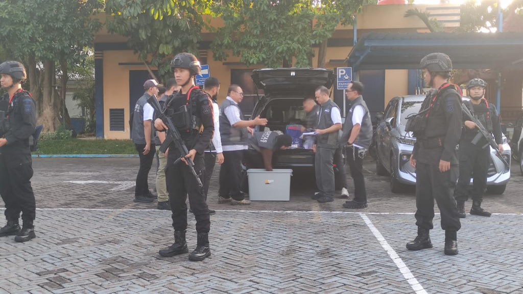 GELEDAH - Penyidik Kortas Tipikor Polri menggeledah 4 lokasi strategis yakni ​Kantor KPPBC Tipe Madya Pabean Juanda, ​gedung Kargo Juanda (PT JAS), ​rumah tinggal milik terduga pelaku berinisial MT, rumah tinggal milik terduga pelaku berinisial AY, Rabu (