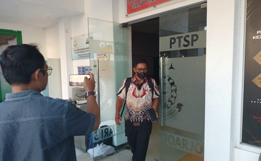 NGACIR - Sekdes Damarsi, Kecamatan Buduran, Sidoarjo Muhammad Faroid langsung meninggalkan (ngacir) Kantor Kejari Sidoarjo usai menjalani pemeriksaan kedua selama hampir 7 jam, Kamis (25/06/2026) sore.