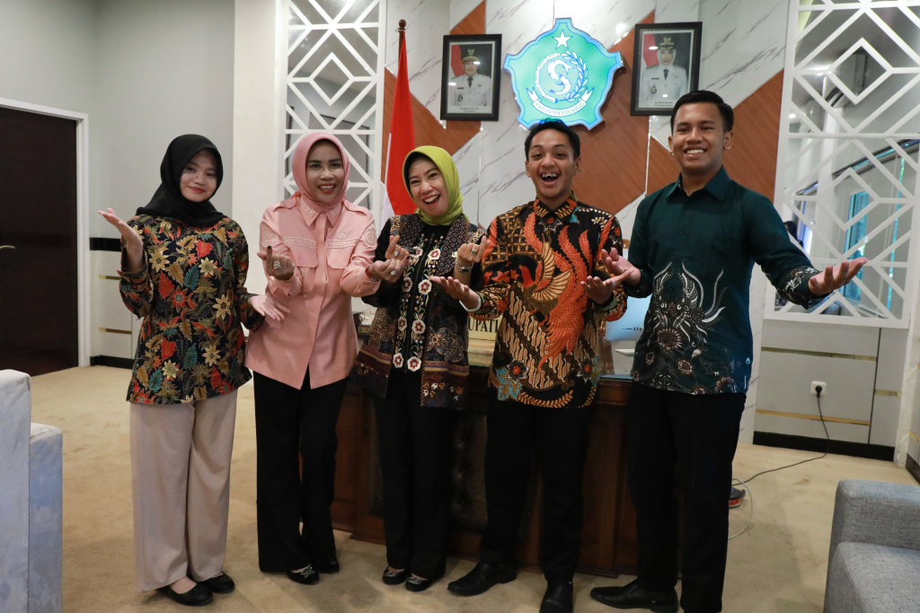 PERTEMUAN - Tiga pelajar asal yang terpilih sebagai delegasi Jambore Generasi Hijau 2026 unjuk gigi di hadapan Wabup Sidoarjo Mimik Idayana memaparkan rencana aksi menyulap sampah plastik menjadi bibit tanaman, Kamis (25/06/2026).