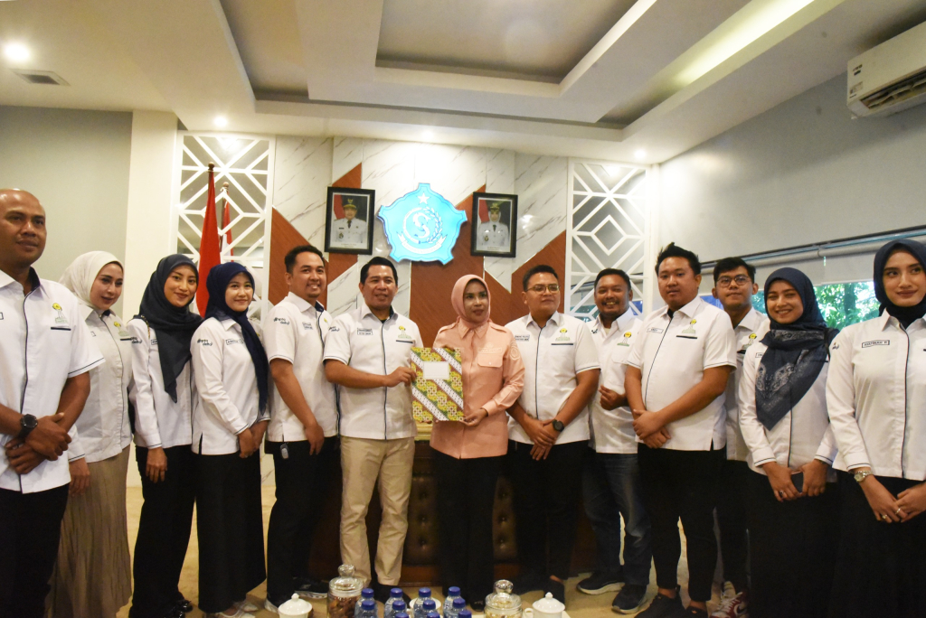 DIALOG - Wabup Sidoarjo Mimik Idayana berdialog bersama Ketua BPC HIPMI Sidoarjo Muh Zakaria Dimas Pratama bersama anggotanya di Rumah Dinas Wabup Sidoarjo membahas soal kerjasama pembangunan ekonomi ke depan, Kamis (25/06/2026).