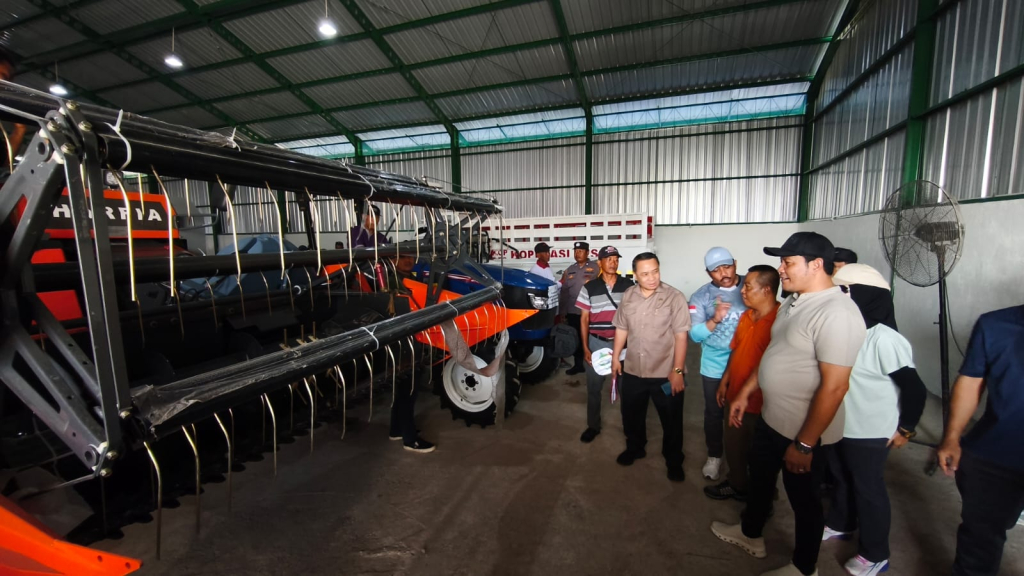 SERAHKAN - Bupati Sidoarjo Subandi menyerahkan bantuan alat dan mesin pertanian (Alsintan) berupa traktor kepada Gabungan Kelompok Tani (Gapoktan) di Kecamatan Tulangan, Jumat (26/06/2026).