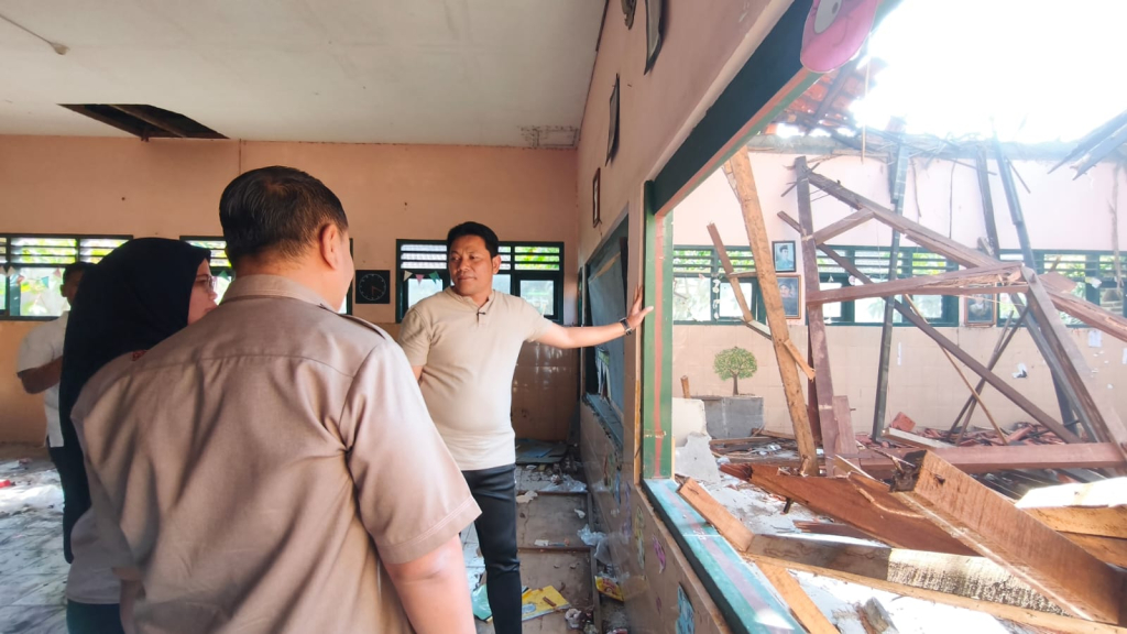 AMBRUK - Bupati Sidoarjo Subandi melakukan Inspeksi Mendadak (Sidak) melihat langsung reruntuhan bangunan ketiga ruang kelas SDN Waung, Kecamatan Krembung, Sidoarjo yang ambruk sehari sebelumnya karena dimakan usia, Jumat (26/06/2026).