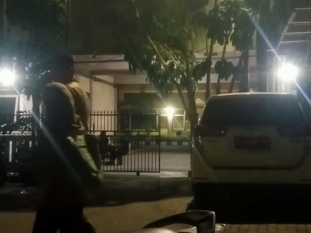 MALAM - Kondisi kantor Pemkab Sidoarjo sepi saat seluruh pimpinan Organisasi Perangkat Daerah (OPD) dan DPRD berkoordinasi dengan tim Direktorat Koordinasi dan Supervisi Pencegahan (Korsupgah) Komisi Pemberantasan Korupsi (KPK) hingga malam pekan lalu.
