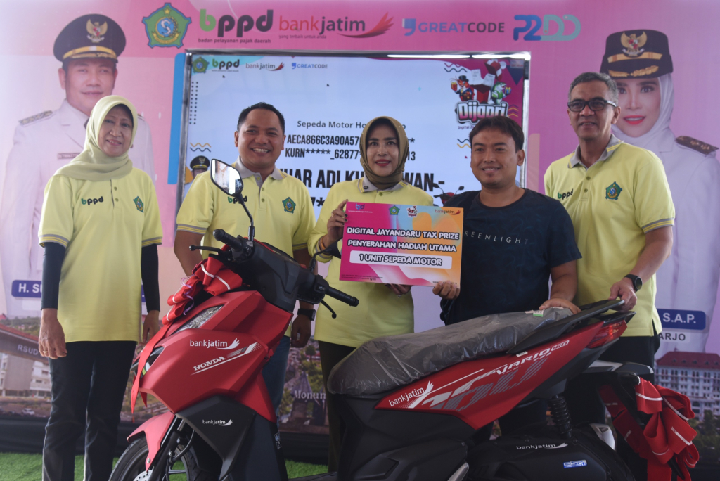 UNDIAN - Wabup Sidoarjo Mimik Idayana, Badan Pelayanan Pajak Daerah (BPPD) dengan Bank Jatim sukses menggelar acara Puncak Pengundian Hadiah Digital Jayandaru Tax Prize (DIJAPRI) Tahun 2026 di Paseban Alun-Alun Sidoarjo, Minggu (28/06/2026).