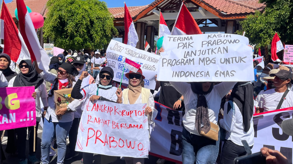 DEMO - Ratusan karyawan dan pemilik Satuan Pelayanan Pemenuhan Gizi (SPPG) turun menggelar demo menyelamatkan mata pencaharian mereka yang terancam gulung tikar di depan Kantor DPRD dan Pendopo Sidoarjo, Senin (29/06/2026).