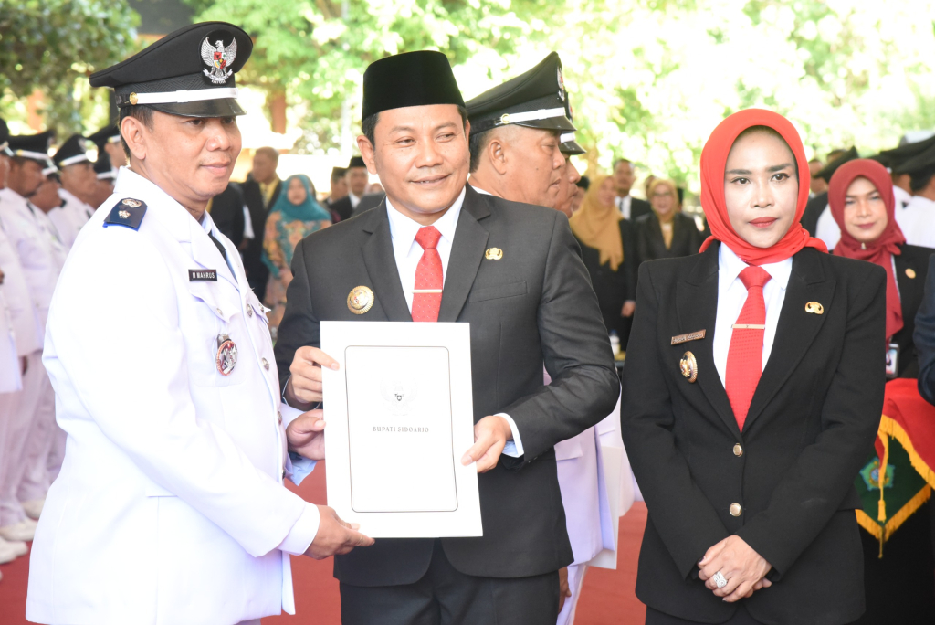 LANTIK - Bupati Sidoarjo Subandi didampingi Wabup Sidoarjo Mimik Idayana melantik 80 Kades Terpilih dalam Pilkades Serentak 24 Mei kemarin di Pendopo Delta Wibawa, Senin (29/06/2026). Prapanca Biru