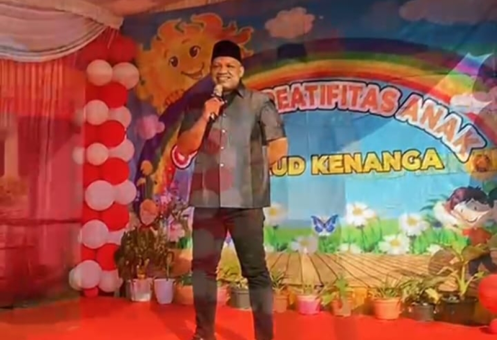 RESMIKAN - Ketua Komisi A DPRD Kabupaten Sidoarjo, H Rizza Ali Faizin. Pria yang akrab disapa Gus Rizza ini, secara resmi meresmikan Gedung Baru Pos PAUD Kenanga, Kecamatan Tulangan, Sidoarjo kemarin.