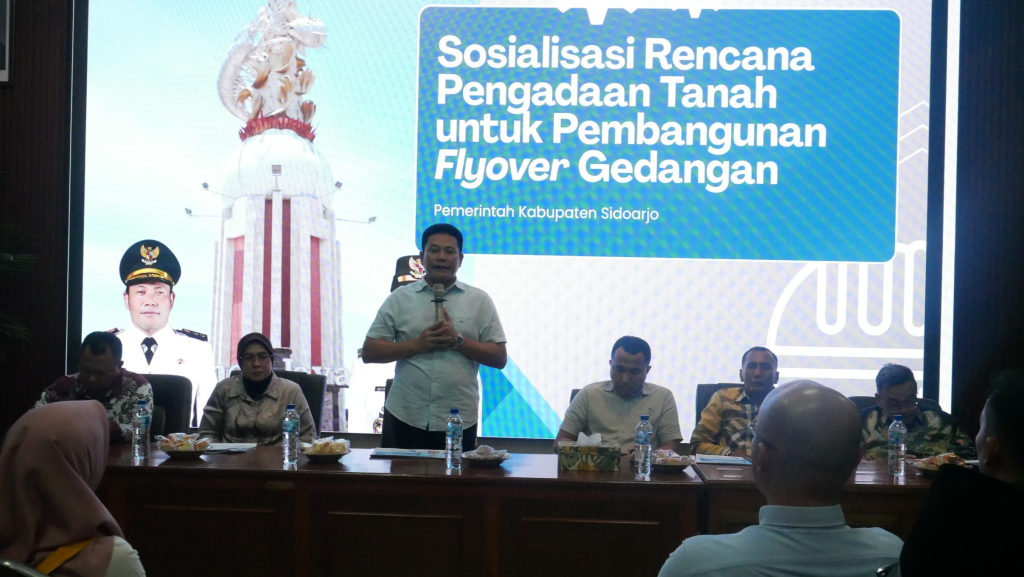 SOSIALISASI - Bupati Sidoarjo Subandi didampingi beberapa pejabat terkait lainnya memimpin sosialiasi pembebasan lahan untuk pembangunan Flyover Gedangan di Kantor Kecamatan Gedangan, Sidoarjo, Senin (18/05/2026) malam lalu.