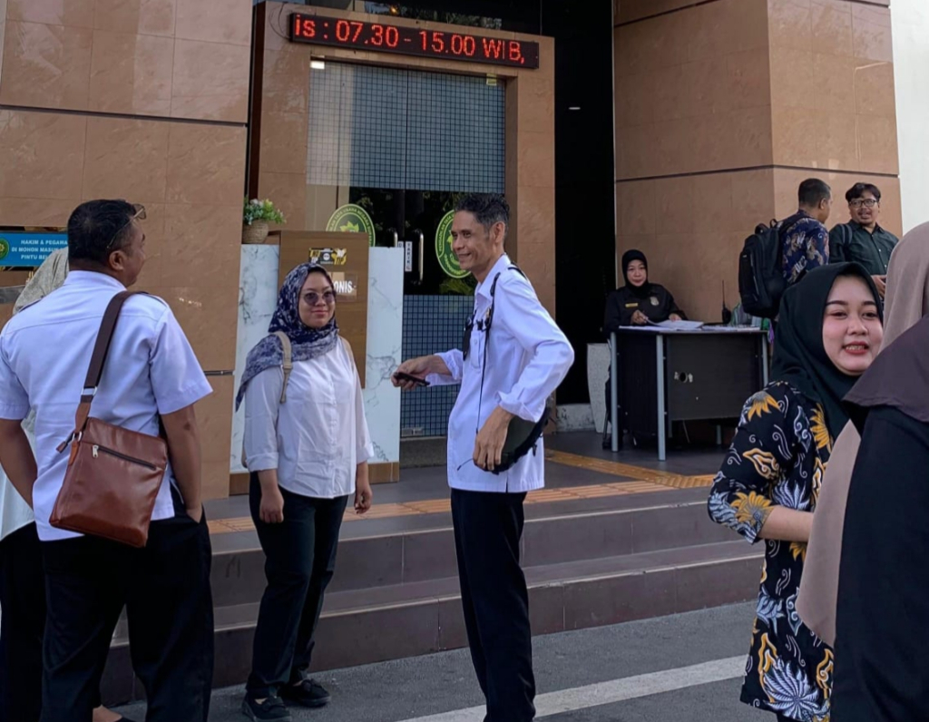 GUGATAN - Panitia Pilkades dan BPD saat sidang perdana gugatan sengketa Pilkades Sidokepung yang diajukan Alvian Hadi Wira Waskita Cakades Nomor 1 serta Kepala desa terpilih H Ariantono yang juga menjadi pihak tergugat di PTUN Surabaya, Rabu (24/06/2026).