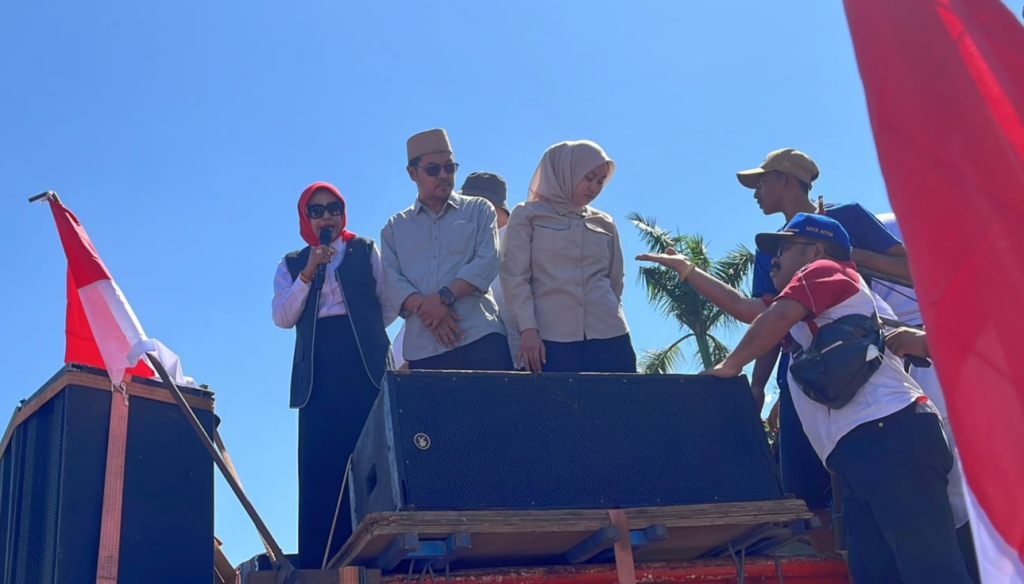 DEMO - Ketua DPRD Sidoarjo Abdillah Nasih bersama Wabup Sidoarjo Mimik Idayana menemui ribuan pendemo yang menggelar di depan Pendopo Delta Wibawa, Senin (29/06/2026). Prapanca Biru