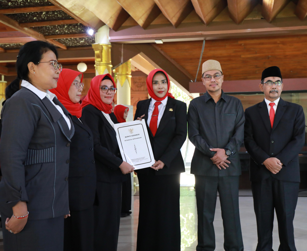 KUKUHKAN - Wabup Sidoarjo Mimik Idayana secara resmi mengukuhkan 29 Kepala Unit Pelaksana Teknis Daerah (UPTD) Puskesmas memperkuat fondasi pelayanan kesehatan dasar digelar di Pendopo Delta Wibawa, Rabu (01/07/2026).