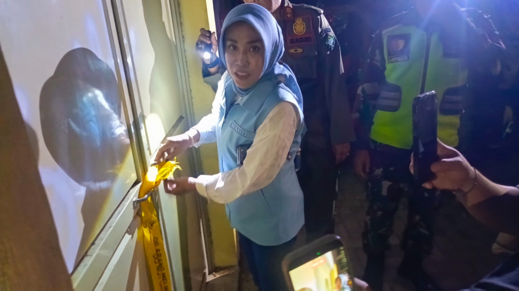 OPERASI - Wabup Sidoarjo Mimik Idayana saat memimpin operasi gabungan melibatkan ratusan petugas di sejumlah warung remang-remang dan puluhan kafe karaoke liar di kawasan bekas Tol HK Jabon, Sabtu (04/07/2026) malam.