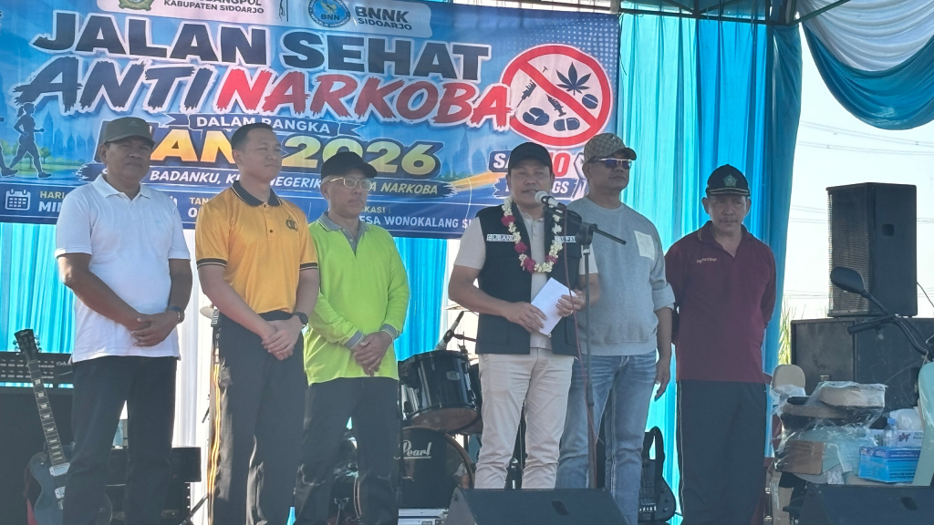 PERANGI - Bupati Sidoarjo Subandi mengajak warga memerangi peredaran narkoba di acara Sosialisasi P4GN dan Jalan Sehat Anti Narkoba yang digelar di Lapangan Desa Wonokalang, Kecamatan Wonoayu, Sidoarjo, Minggu (05/07/2026).